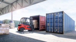 Die Containerversion des X20 - X35 ist ideal für das Be- und Entladen von Containern Die Containerversion des Staplers X20 - X35 von Linde