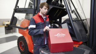 Servicetechniker bei Wartungsarbeiten Servicetechniker bei Wartungsarbeiten