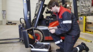 Linde Servicetechniker am E-Stapler