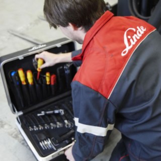 Servicetechniker von Linde Material Handling mit Koffer