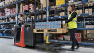 Der Autolift des N16 Li, ein Kommissionierer der N20 Serie von Linde Material Handling, senkt die Gabeln automatisch proportional zur steigenden Höhe der Ladung. 