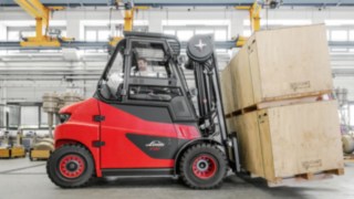 Elektro-Kraft für bis zu 8 Tonnen Traglast bietet der Linde E60 - E80. Elektro-Kraft für bis zu 8 Tonnen Traglast bietet der Linde E60 - E80.