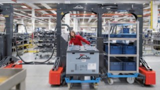 Montagelinienversorgung durch einen Routenzug von Linde Material Handling