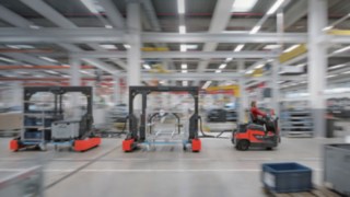 Montagelinienversorgung durch einen Routenzug von Linde Material Handling