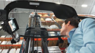 Schubmaststapler mit Glasdach Linde Schubmaststapler mit Glasdach