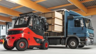 Mit dem E60 – E80 bringt Linde ein extrem kraftvolles E-Staplermodell auf den Markt. Elektrostapler E60 – E80 von Linde Material Handling