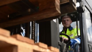 E-Stapler von Linde beim Verladen E-Stapler von Linde beim Verladen