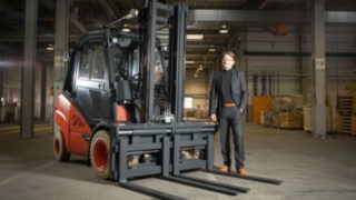 Fertig zur Auslieferung: die 200.000. CO mit Klaus Müller, Leiter der CO-Abteilung bei Linde Material Handling.