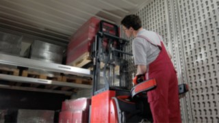 Einfaches und schnelles Entladen eines LKWs mit dem ultraschmalen T25 aus der Narrow Range TN vom Video zur Narrow Range mit Klappbarer Plattform