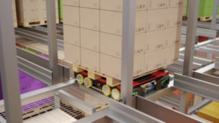 Ein 4-Wege-Shuttle transportiert Ware Der S-MATIC cube von Linde Material Handling