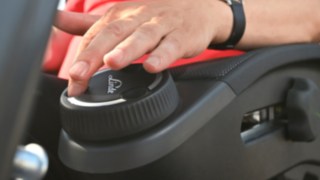 Das Mini-Wheel der Linde Steer Control ermöglicht präzises Manövrieren