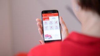 Anwender beim bedienen einer Linde App