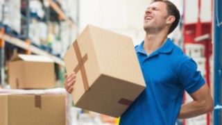 Lagermitarbeiter verletzt sich beim Warentransport