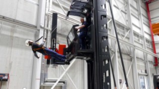 Abseiltraining von einem Linde Kommissionierstapler