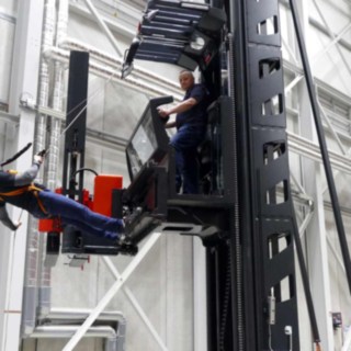 Abseiltraining von einem Linde Kommissionierstapler