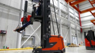 Abseilen vom Hochregalstapler