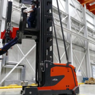 Abseilen vom Hochregalstapler