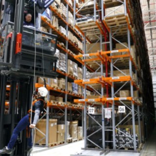 Abseilübung von Linde Hochregalstapler