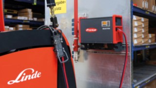 Blei-Säure-Batterien in Flurförderzeugen laden Blei-Säure-Batterien in Flurförderzeugen laden
