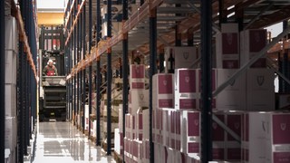 Linde Schmalgangfahrzeug im Einsatz