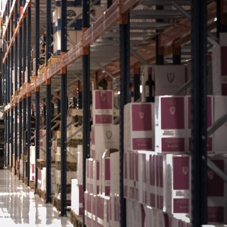 Linde Schmalgangfahrzeug im Einsatz