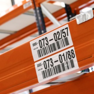 Regalelement mit Strichcode