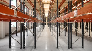 aufgebaute Regalzeilen