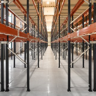 aufgebaute Regalzeilen