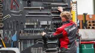 Lehrling bei der Werkzeugauswahl