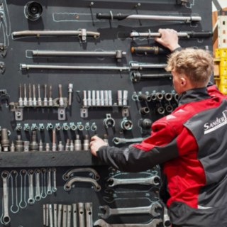 Lehrling bei der Werkzeugauswahl