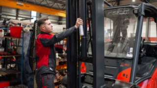 Lehrling arbeitet an einem Linde-Stapler
