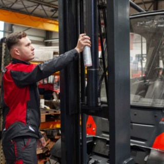 Lehrling arbeitet an einem Linde-Stapler
