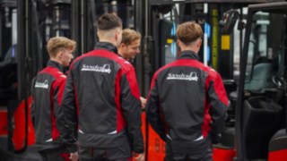 Ausbilderer erklärt an einem Linde-Stapler