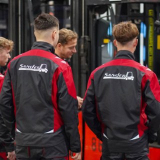 Ausbilderer erklärt an einem Linde-Stapler