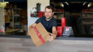 Lagermitarbeiter bei der Ersatzteilausgabe Lagermitarbeiter bei der Ersatzteilausgabe