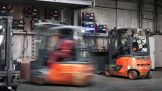 DB-Schenker-Linde-Stapler-im-Einsatz