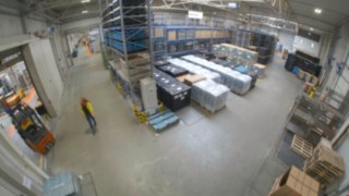 Fussgänger und Stapler treffen sich am Kreuzungsbereich