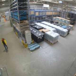 Fussgänger und Stapler treffen sich am Kreuzungsbereich