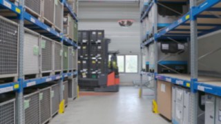 Spiegel mit LED Beleuchtung im Lager warnt vor Staplerverkehr