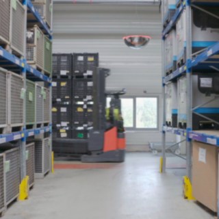 Spiegel mit LED Beleuchtung im Lager warnt vor Staplerverkehr