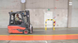 Linde Stapler in bestimmten Bereichen gedrosselt