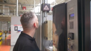 Linde Safety Guard Sensor warnt Mitarbeiter vor Gefahrensituation