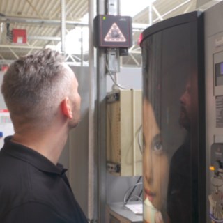 Linde Safety Guard Sensor warnt Mitarbeiter vor Gefahrensituation