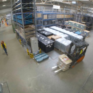 Fussgänger und Stapler treffen sich am Kreuzungsbereich