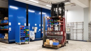 Schmalgangstapler von Magaziner im Hochregallager