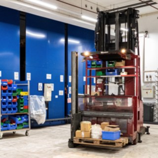 Schmalgangstapler von Magaziner im Hochregallager