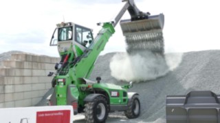 Sennebogen Teleskoplader beim Entladen in der Kiesgrube Sennebogen Teleskoplader beim Entladen in der Kiesgrube