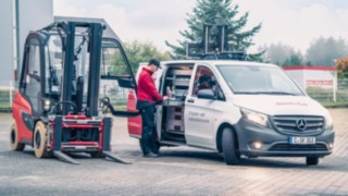 Linde Servicetechniker am Fahrzeug