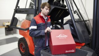 Servicetechniker mit Linde Service-Kit Servicetechniker mit Linde Service-Kit