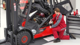 Linde Servicetechniker am Fahrzeug